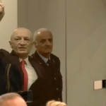 Seanca në themel, Ilir Meta mbërrin në GJKKO, bën simbolin e shqiponjës