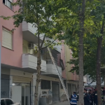 Shpëtohet e moshuara në Vlorë, tentoi të hidhej nga ballkoni i banesës! Dyshohet se vuan nga skleroza