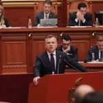 “Qeveria po bën punën e duhur”, Balla i përgjigjet akuzave të opozitës për naftën: Çmimi nuk varet nga ne, është krizë globale