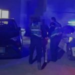 Përndiqte një grua dhe tentoi ta merrte me forcë në makinë, arrestohet 32-vjeçari! Dhunoi edhe personin që e shoqëronte