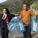 “E bej rrugen 4 here ne dite” me bidona neper duar gazetarja dhe denoncuesi mbushin uje, ska dali!