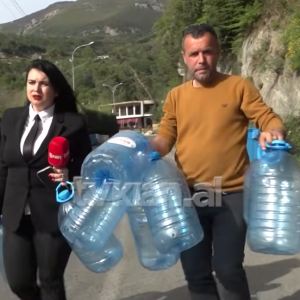 “E bej rrugen 4 here ne dite” me bidona neper duar gazetarja dhe denoncuesi mbushin uje, ska dali!
