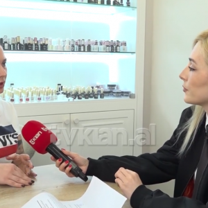 E denoncoi publikisht se e vodhi, shpërthejne denoncimet për ekonomisten mashtruese