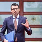 Qeveria miraton paketë mbështetëse për transportin publik, 50 lekë kompensim për litër karburant