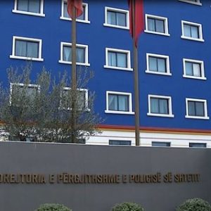 Kërcënonin 38-vjeçaren, i kërkonin para që të mos i publikonin videot intime/ Pranga adoleshentit, në kërkim bashkëpunëtori