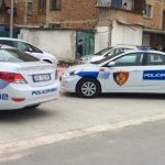 Tritoli në Tiranë, pronar i marketit babai i dy të rinjve të shpallur në kërkim për plagosjen e policit në Shkozë