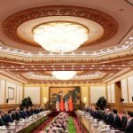 Asnjë grua në tryezën e bisedimeve Trump-Xi në Pekin, edhe Presidenti i SHBA i la gratë në “shtëpi”