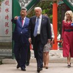 Presidenti kinez i bën Trump një tur të rrallë në kopshtin “sekret” në zyrat e Partisë Komuniste