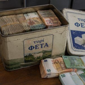 I VODHI PRONARIT 146,600 EURO QË I KISHTE NË TENEQENË E DJATHIT, ARRESTOHET SHQIPTARI NË IGUMENICË