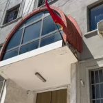Shkëputet një pllakë nga fasada e Gjykatës së Durrësit, rrezikohen kalimtarët