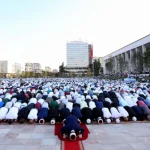 Besimtarët myslimanë festojnë Kurban Bajramin, mijëra qytetarë mblidhen në bulevardin e “Dëshmorit e Kombit”
