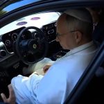 Papa Leo teston Ferrarin e parë elektrik, i dhurohet timoni i automjetit si simbolikë
