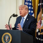 Trump pezullon përkohësisht operacionin në Ngushticën e Hormuzit, pret marrëveshje me Iranin