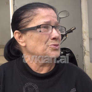 I digjet vëllai brenda në shtepi, nuk i mbarojnë fatkeqësitë: përfundon duke fjetur në shkallë