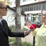 “Dikush fshihet pas kësaj ndërtese” banorët e tmerruar nga ndërtesa në mes të rrugës