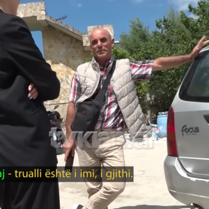 “Nga një vrimë kemi dal, po s’jemi njësoj” i gjuan motrës në kokë, rrifen në mes të lagjes!