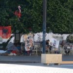 Protesta vazhdon/ Me flamingo varur në pemë dhe pankarta kundër Ramës e Berishës, disa protestues e gdhijnë te kryeministria