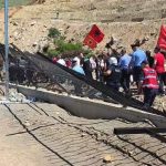 Protesta kundër resortit luksoz në Rrjoll/ Banorët shembin rrethimin prej hekuri dhe futen në kantier, përplasje me policinë