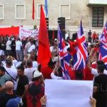 Protestuesit nisin marshimin drejt Kryeministrisë, valëvisin edhe flamujt e SHBA-së dhe Britanisë