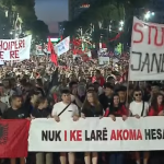 Protestuesit lënë sheshin para Kryeministrisë dhe vijojnë marshimin në rrugët e Tiranës