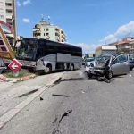 Aksident i rëndë në hyrje të Elbasanit, autobusi me fëmijë përplaset me makinën përfundon në një pikë karburanti