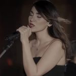 Performoi online pa hixhab, Irani dënon këngëtaren dhe ekipin e saj me rrahje me kamzhik. Reagime të shumta