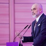 “Vesha për pak çaste këpucët e kryeministrit”, Rama ndan postimin e qytetarit: I carried the storm
