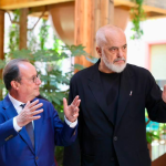 Rama pret në Kryeministri François Hollande, i akordon Medaljen e Artë të Mirënjohjes Publike