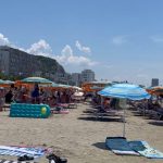 Ujërat e zeza ndotin plazhin në Shkëmbin e Kavajës, pushuesit kërkojnë ndërhyrje