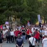 Dita e 28-të e protestës, nis marshimi qytetarët mblidhen para Kryeministrisë