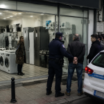 Mbajtën peng klienten pas debatit për frigoriferin, arrestohen një burrë dhe një grua në Tiranë, goditën dhe policin