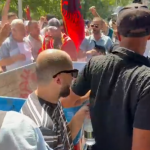 Tensione para Parlamentit, protestuesit vendosin koshin e plehrave në hyrje Kuvendit
