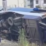 Furgoni me pasagjerë del nga rruga në autostradën Tiranë–Durrës, dy të vdekur nga aksidenti tragjik