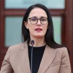 Ministrja Ibrahimaj: 33 119 pensionistë kanë tërhequr sot bonusin prej 5 mijë lekësh