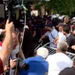 Protestuesit heqin një pjesë të gardhit metalik, policia përdor ndaj tyre spraj djegës