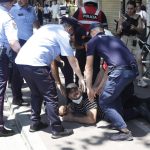 Përplasjet te Parlamenti, 20 qytetarë të shoqëruar në polici dhe 9 efektivë me lëndime dërgohen në spital