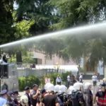 Përplasjet në protestën para Parlamentit, arrestohen 19 persona, procedohen 12 të tjerë