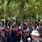 Policia “blindon” Kuvendin, qytetarët në protestë, gjuajnë me vezë makinat e deputetëve