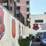 Nuk pagoi 2 makinat e marra me qira, 3 persona dhunojnë 28-vjeçarin në Lezhë. Vihen në pranga