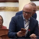 Deputeti Strazimiri për Marta Kos: Vjen këtu dhe puth në gushë Edi Ramën