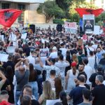 Dita e 53-të e protestës, qytetarët ndalen në Kryeministri për të marshuar në rrugët e Tiranës