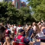 Balla publikon pamjet e policit të plagosur nga tensionet jashtë Kuvendit: Kjo nuk është më protestë paqësore, por terrorizëm