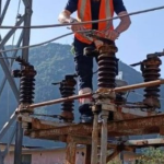 Ra në kontakt me rrymën, elektriçisti humb jetën gjatë riparimit të defektit në Pogradec (EMRI)