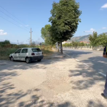 Aksident në Korçë, makina përplas karrocën me një fëmijë brenda. Detajet e para