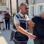 Thyen “Arrestin në shtëpi” dhe shkuan në Vlorë për vjedhje, në pranga dy burrat nga Tirana