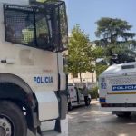 Protesta e paralajmëruar e qytetarëve, vendoset përpara Parlamentit një makinë ujëhedhëse