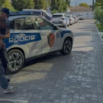 Plagosi administratorin e pallatit, pas konfliktit për ujin e pijshëm, arrestohet 35-vjeçari! Policia i sekuestron thikë dhe motosharrë