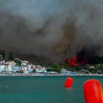 Zjarri detyron evakuimin përmes detit në Greqi, probleme edhe në Evropë