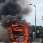 Përfshihet nga flakët autobusi me 52 turistë në Qafën e Kalasë në Berat, shkrumbohet plotësisht