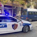 Theu me grushta xhamat e një autobusi pas konfliktit me drejtuesin e tij, arrestohet 33-vjeçari në Tiranë